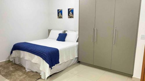 a small bedroom with a bed and a cabinet at 308-1 · Suíte Luxo Unievangélica/Ânima. 308 in Anápolis