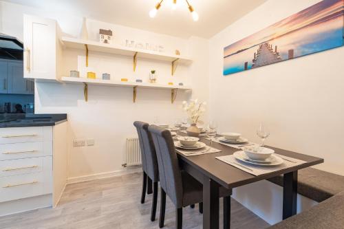 Cheerful 4-bedroom house with multiple car parking photo 10