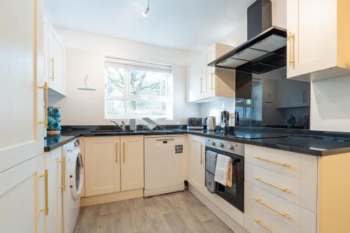 Cheerful 4-bedroom house with multiple car parking photo 14