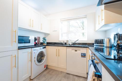 Cheerful 4-bedroom house with multiple car parking photo 13