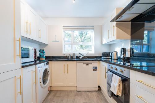 Cheerful 4-bedroom house with multiple car parking photo 5