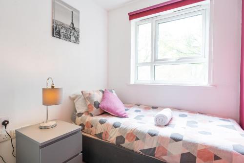 Cheerful 4-bedroom house with multiple car parking photo 18