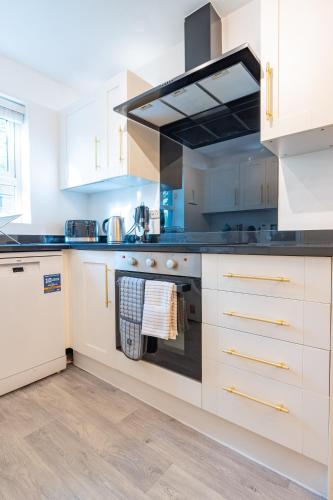 Cheerful 4-bedroom house with multiple car parking photo 11