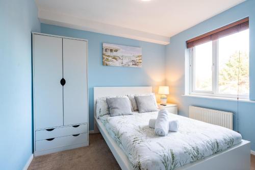 Cheerful 4-bedroom house with multiple car parking photo 27