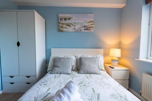 Cheerful 4-bedroom house with multiple car parking photo 26