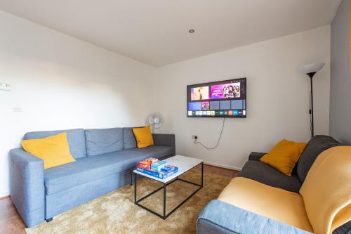 Cheerful 4-bedroom house with multiple car parking photo 33