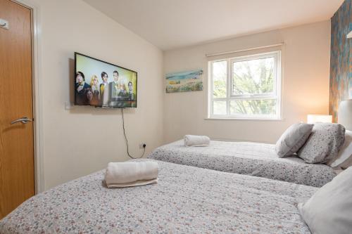 Cheerful 4-bedroom house with multiple car parking photo 8