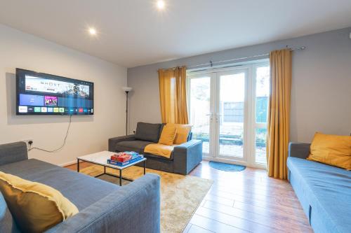 Cheerful 4-bedroom house with multiple car parking photo 6