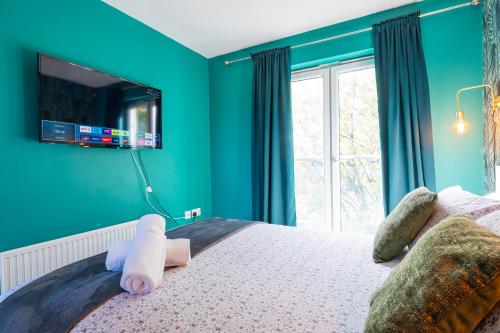 Cheerful 4-bedroom house with multiple car parking photo 32