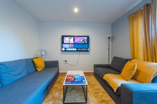 Cheerful 4-bedroom house with multiple car parking photo 34