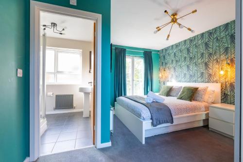 Cheerful 4-bedroom house with multiple car parking photo 3