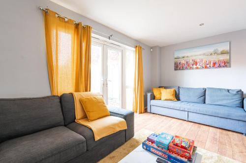Cheerful 4-bedroom house with multiple car parking photo 35