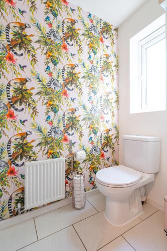 Cheerful 4-bedroom house with multiple car parking photo 37