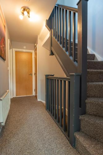 Cheerful 4-bedroom house with multiple car parking photo 38