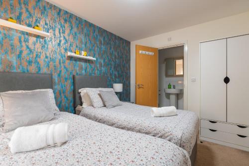 Cheerful 4-bedroom house with multiple car parking photo 36