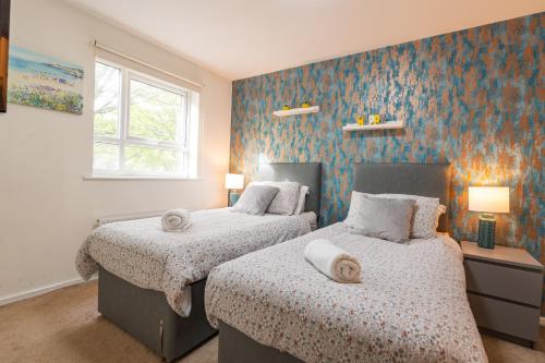 Cheerful 4-bedroom house with multiple car parking photo 30