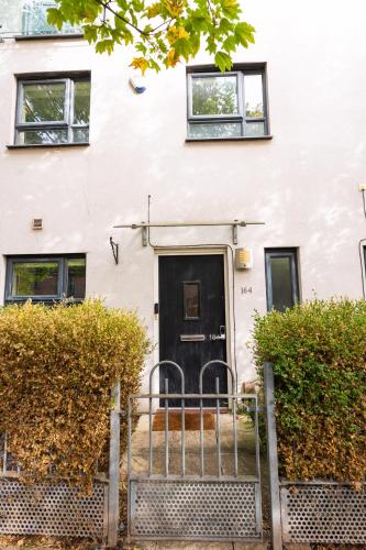 Cheerful 4-bedroom house with multiple car parking photo 39
