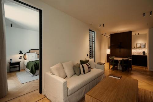 Area soggiorno di Athens Capital Suites-MGallery Collection