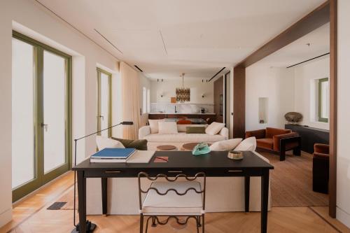 Camera con scrivania e soggiorno. di Athens Capital Suites-MGallery Collection ad Atene
