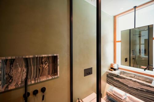 Letto o letti in una camera di Athens Capital Suites-MGallery Collection