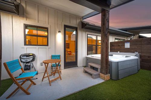 ein Bad mit einer Badewanne, einem Tisch und Stühlen in der Unterkunft Eagle's Hangout - Hot Tub Close to 290 Wine Trail in Fredericksburg