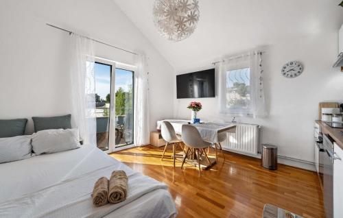 1 Bedroom Cozy Apartment In Sibenik