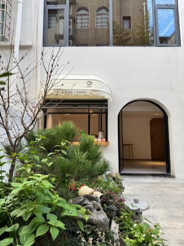 a building with a statue of a dog in a garden at Cheng's Inn in Jingdezhen