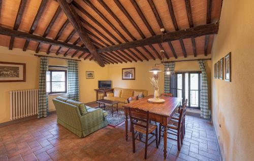 Гостиная зона в 3 Bedroom Awesome Apartment In Casole D'elsa