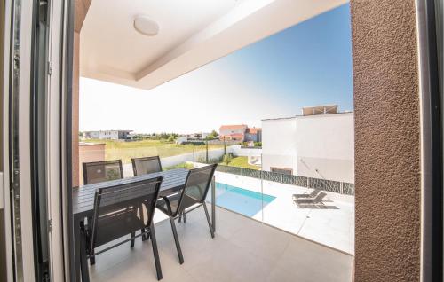 - une vue depuis le balcon d'une maison avec une table et des chaises dans l'établissement Lovely Apartment In Vrsi With Sauna, à Kod Mula