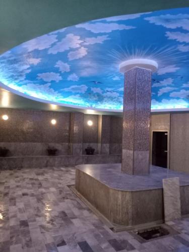 a lobby with a large ceiling with a sky at Hôtel Complexe Medina Parc in Mahelma