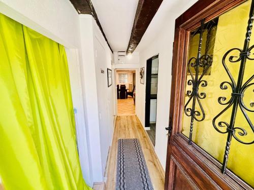 Galería fotográfica de Gîtes Montvaltin - 90m2, RDC, 3 chambres & cuisine en Le Breuil