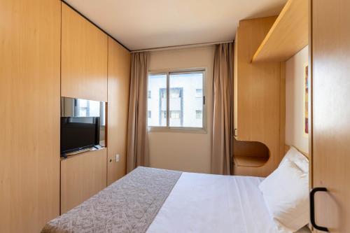 Ein Bett oder Betten in einem Zimmer der Unterkunft Multiparque Hplus Long Stay