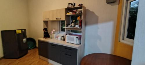 パナハチェルにあるHouse La Vegaのキッチン(電子レンジ、冷蔵庫付きのカウンター付)
