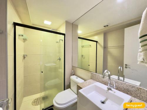a bathroom with a toilet and a sink and a shower at Landscape melhores apartamentos da Beira Mar in Fortaleza