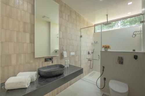 un bagno con lavandino e WC di Villa Bonita- Luxury Farm Stay Jaipur a Jāmb