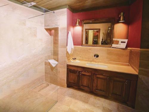 Ένα μπάνιο στο Evanthia Cave Suites - Special Class