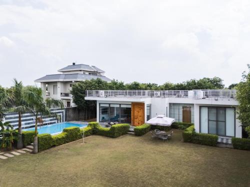 una casa con cortile e piscina di Villa Bonita- Luxury Farm Stay Jaipur a Jāmb