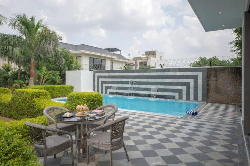 Piscina di Villa Bonita- Luxury Farm Stay Jaipur o nelle vicinanze