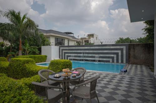 Piscina di Villa Bonita- Luxury Farm Stay Jaipur o nelle vicinanze