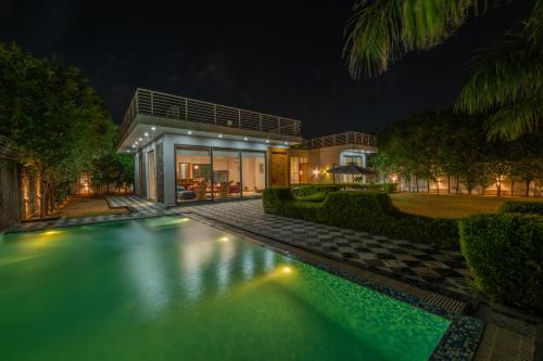 Piscina di Villa Bonita- Luxury Farm Stay Jaipur o nelle vicinanze