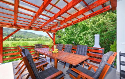 Balkoni atau teres di Stunning Home In Harina Zlaka