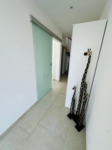 a hallway with a giraffe on the wall at Große 2 Ferienwohnung Gästehaus NEUBAU Merzig 100 m2 in Merzig