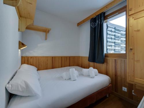 a bedroom with a bed with white sheets and a window at Appartement rénové skis aux pieds, Tignes Le Lac, 4 pers, parking - FR-1-641-16 in Tignes