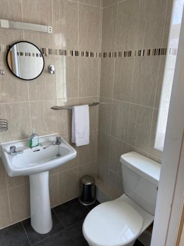Bilik mandi di The Hillmorton Manor Hotel