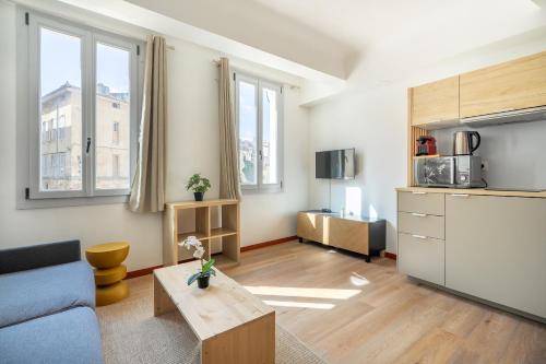 Studio climatisé plein centre ville 1er ETAGE