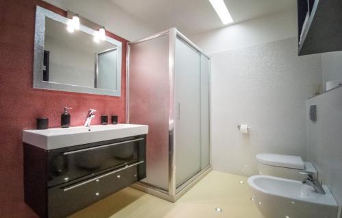 un bagno con lavandino, doccia e WC di Villa Andrea island Krk by Villas Guide a Risika