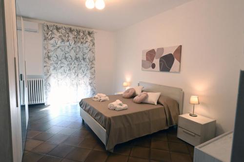 une chambre avec un lit avec deux serviettes dessus dans l'établissement Amalia's Home, à Bari