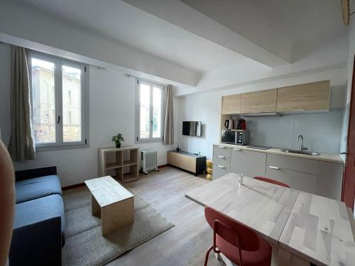 Studio climatisé plein centre ville 1er ETAGE