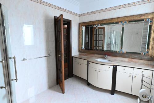 une salle de bain avec un lavabo et un miroir dans l'établissement Amalia's Home, à Bari