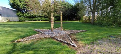 ein Stern im Gras in einem Garten in der Unterkunft Chalet 15 pers écologique et moderne de 7 chambres à 15 km de la mer in Bernay-en-Ponthieu